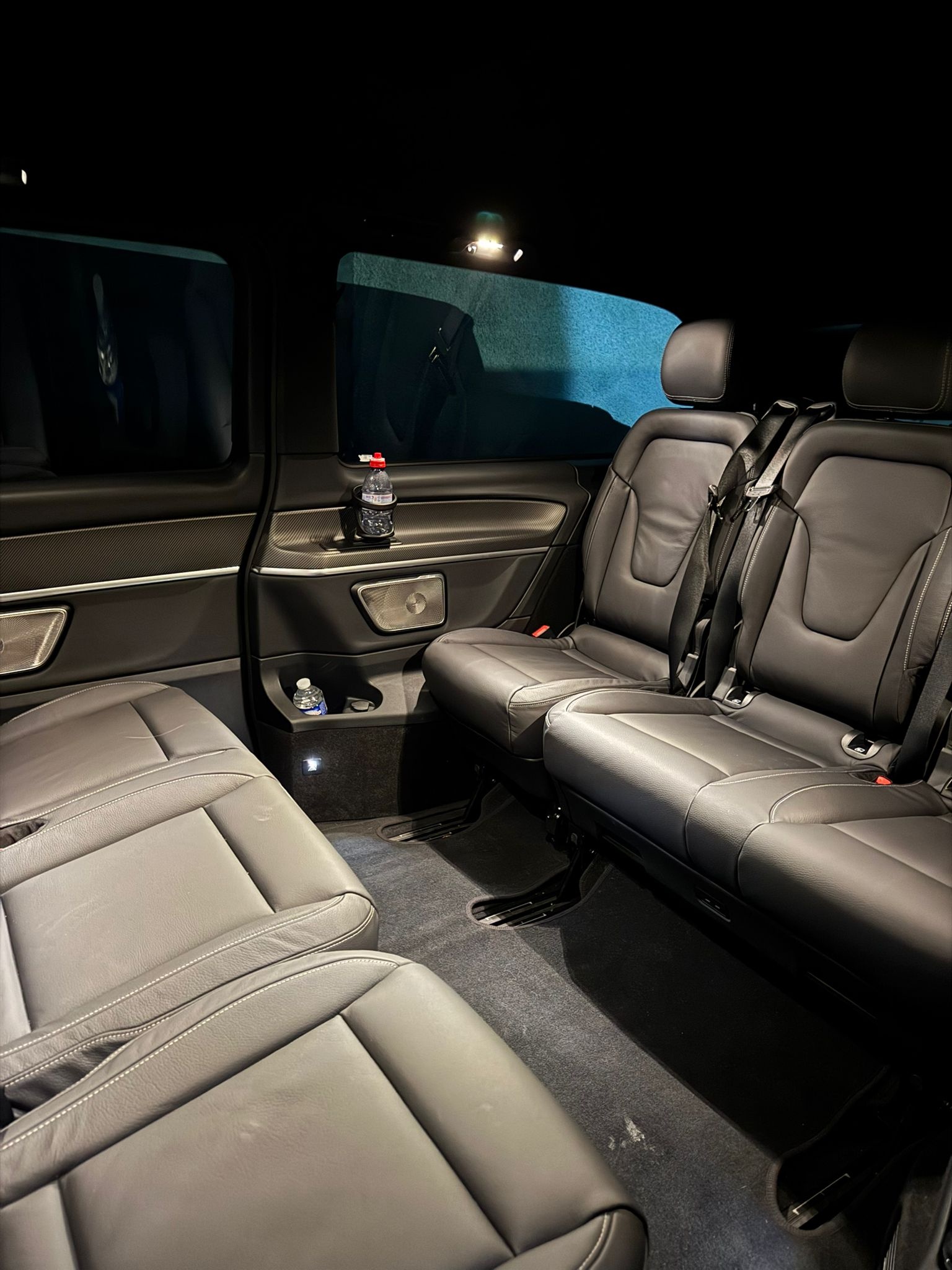 Sièges en cuir à l’intérieur du van Mercedes de Toulouse Driver.