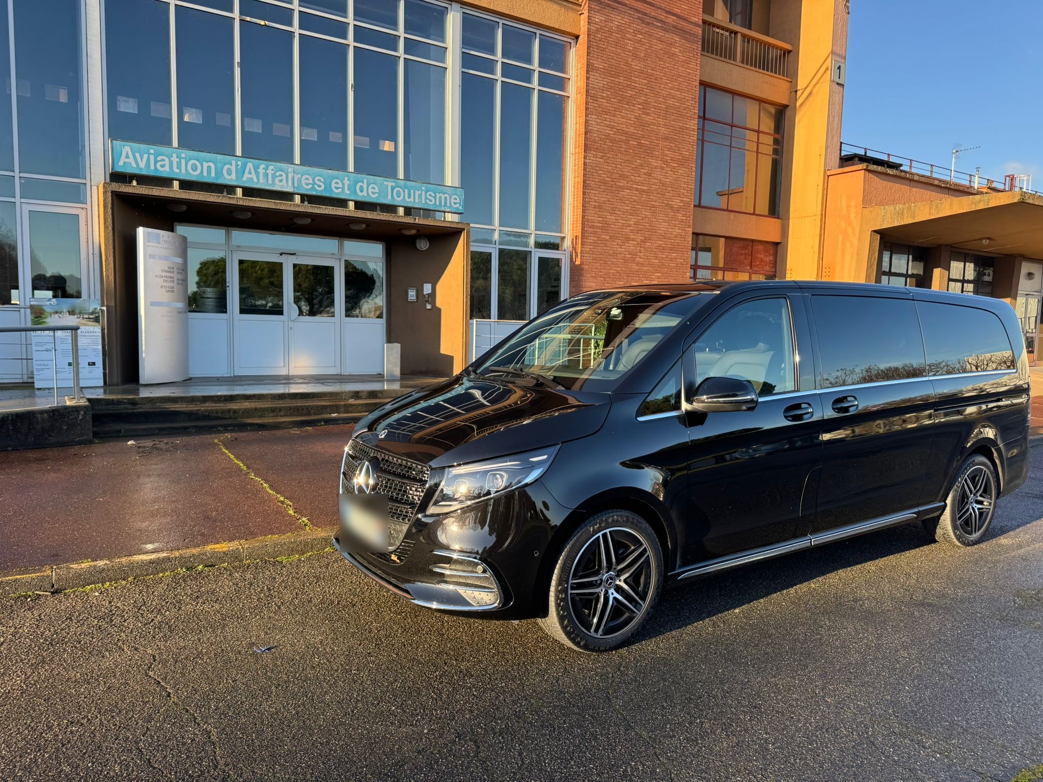 Van Mercedes Toulouse Driver stationné devant la gare Toulouse-Matabiau.