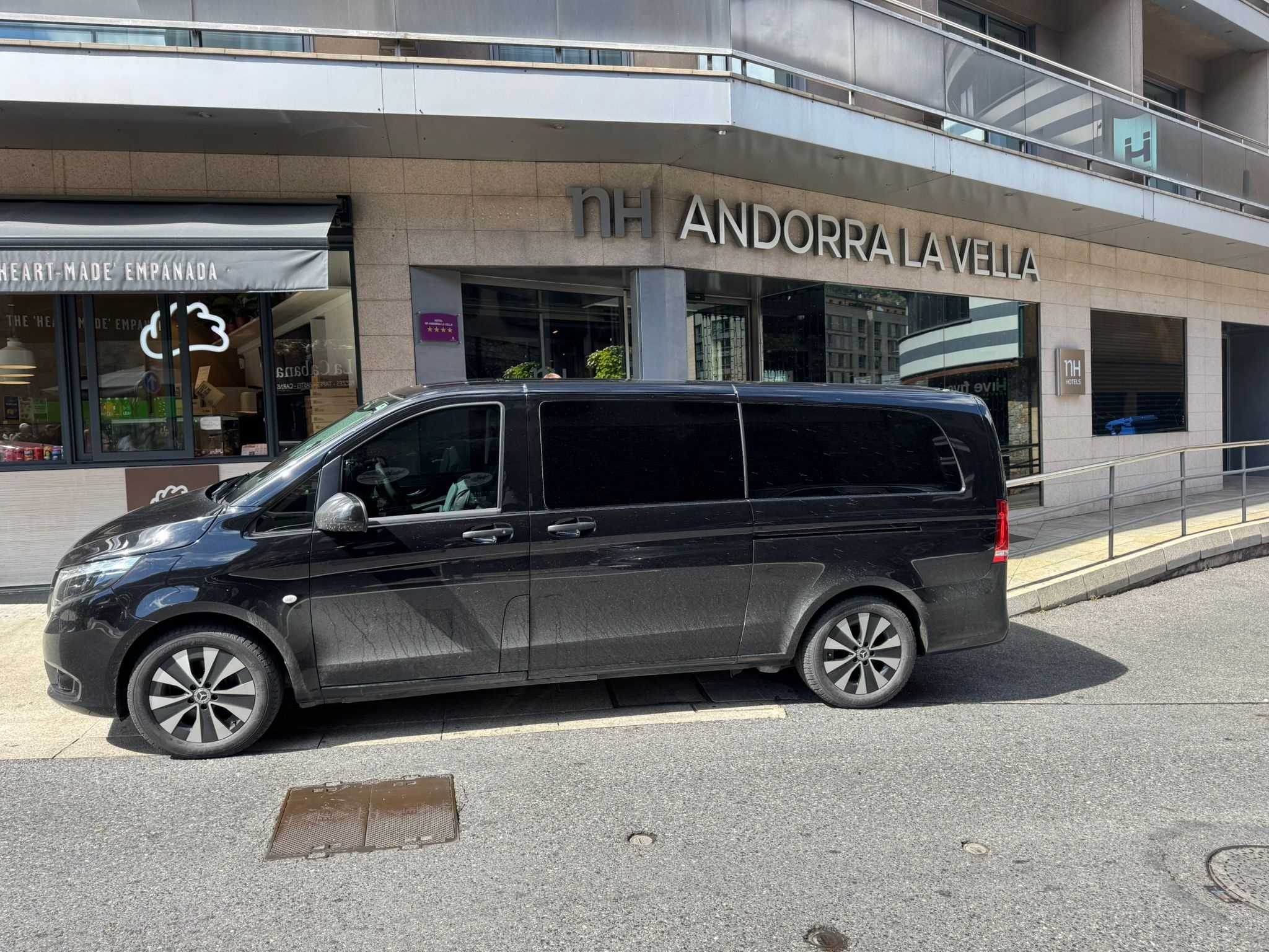 Van Mercedes de Toulouse Driver devant un hôtel en Andorre.