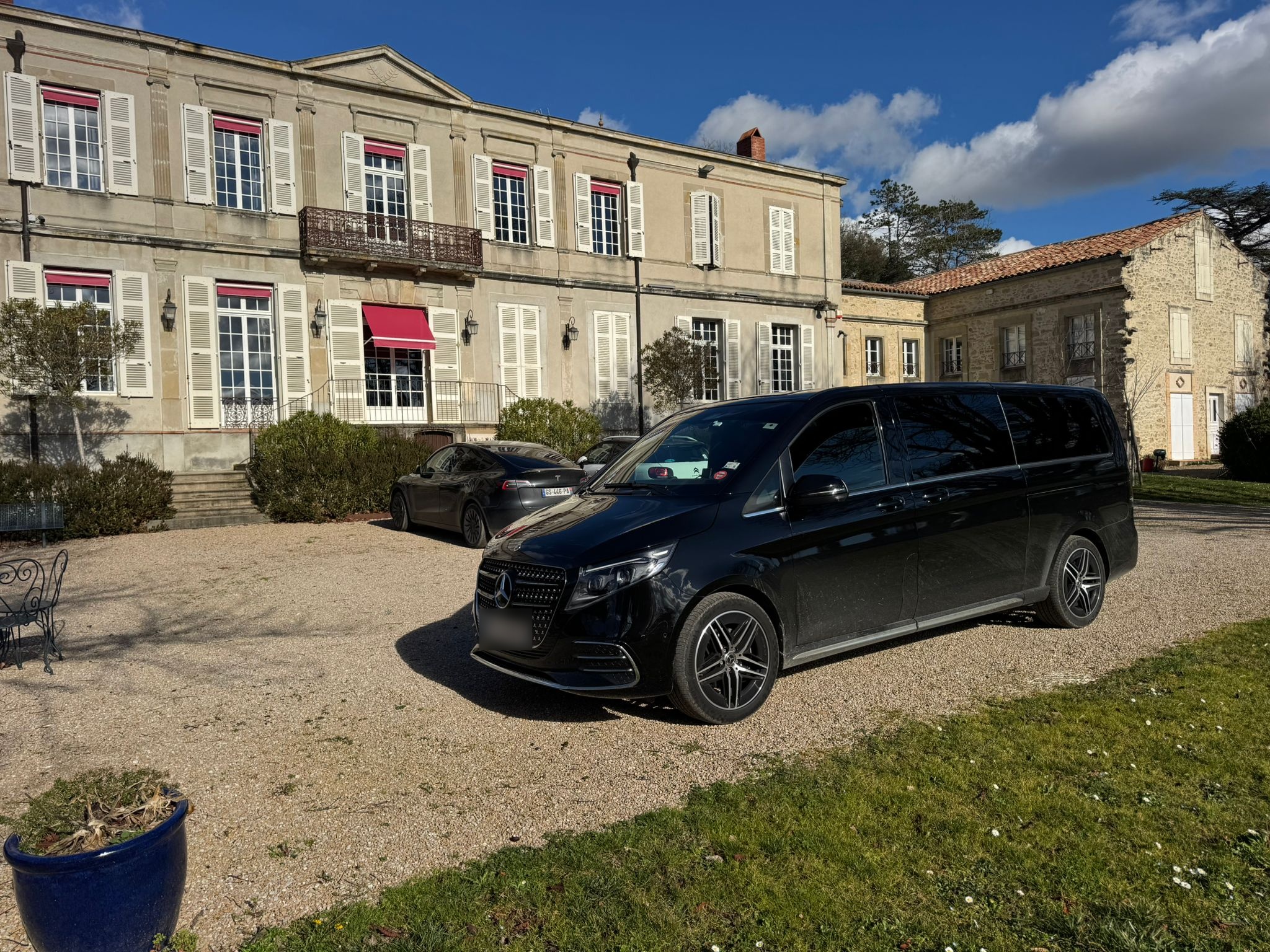 Van Mercedes noir de Toulouse Driver devant une demeure de réception.