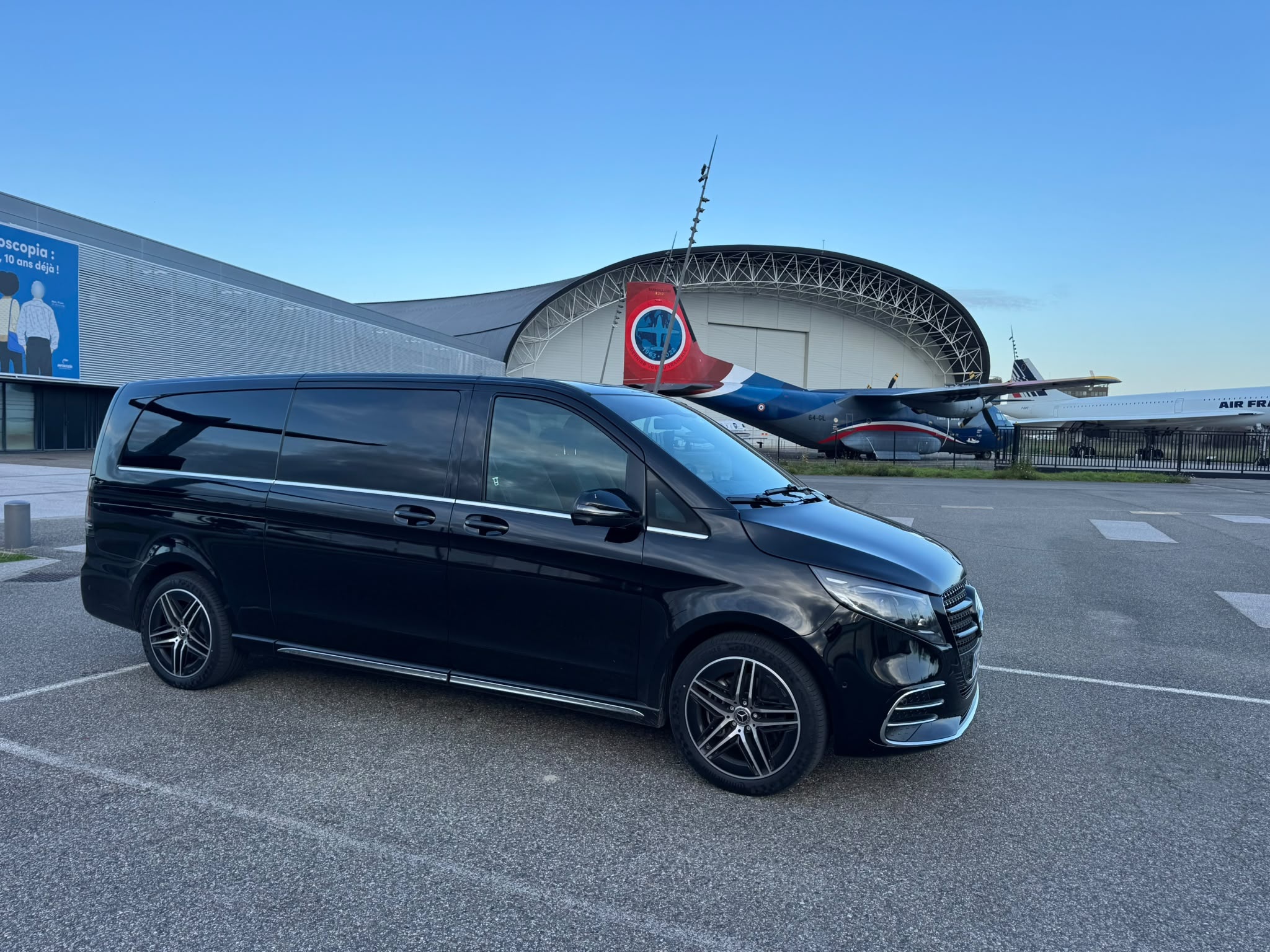 Van Mercedes Toulouse Driver devant le musée Aeroscopia.