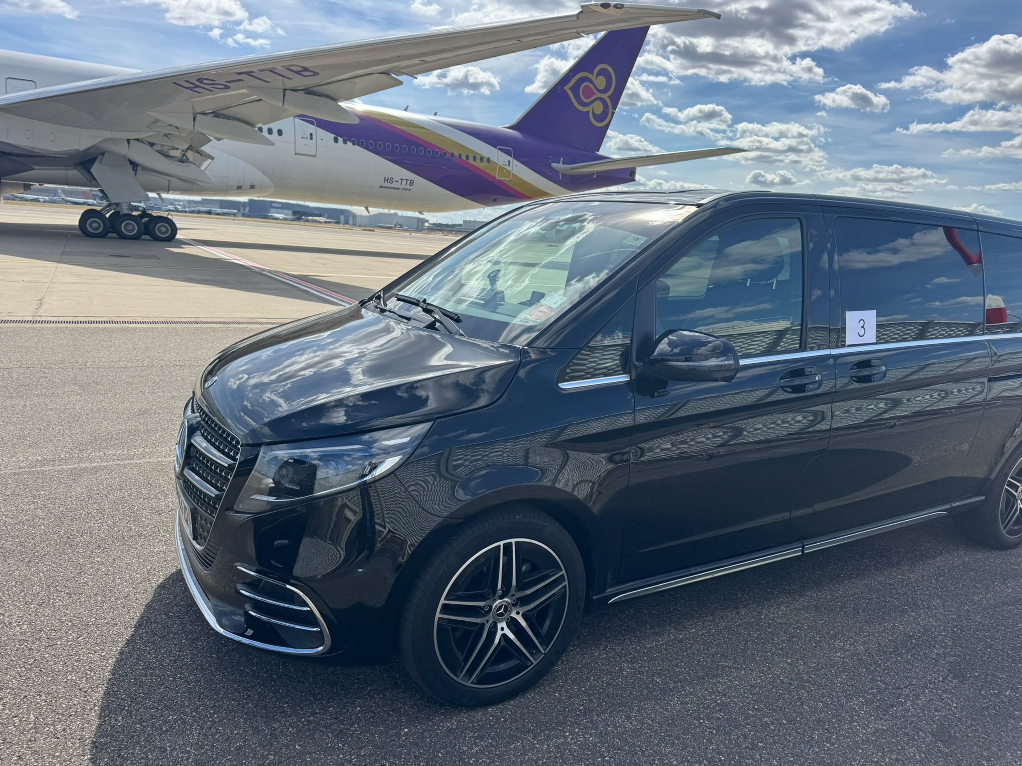 Van Mercedes Toulouse Driver stationné près d’un avion sur le tarmac.
